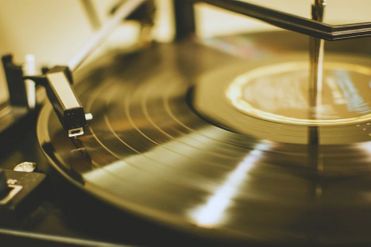 what is the meaning of refrain in music